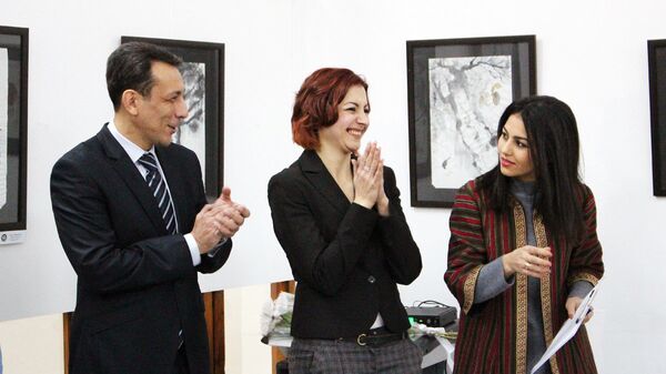 Фарух Усманов и Гаянэ Матевосян на открытии выставки японской живописи сумиэ в Ташкенте - Sputnik Узбекистан