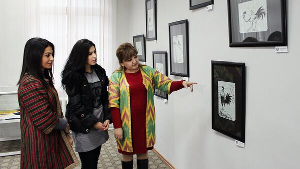 Посетители выставки японской живописи сумиэ в Ташкенте - Sputnik Узбекистан