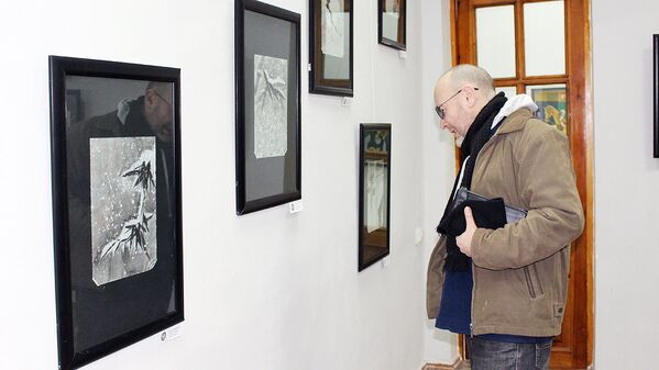 Посетители выставки японской живописи сумиэ в Ташкенте - Sputnik Узбекистан