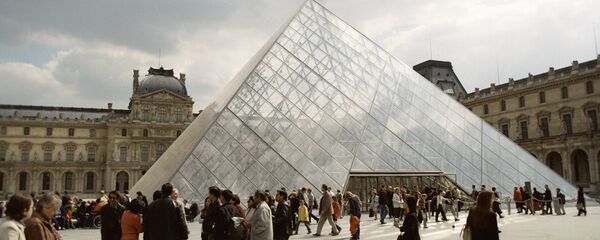 Стеклянная пирамида над входом в Лувр - Sputnik Узбекистан