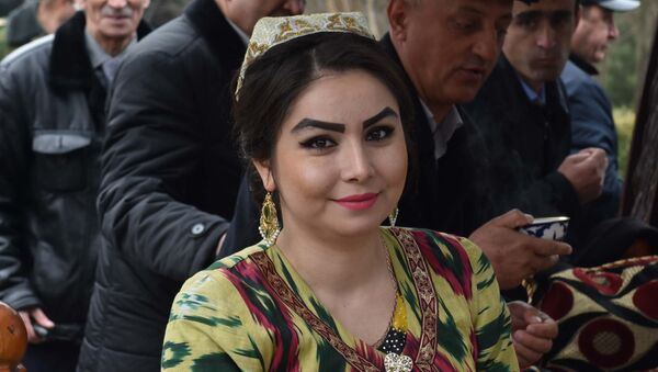 Девушка в таджикском национальном платье. Архивное фото - Sputnik Узбекистан
