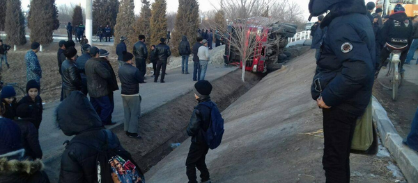 В Хорезме перевернулся многотонный грузовик В Хорезме перевернулся многотонный грузовик - Sputnik Узбекистан