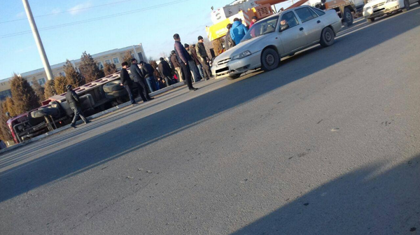 В Хорезме перевернулся многотонный грузовик В Хорезме перевернулся многотонный грузовик - Sputnik Узбекистан