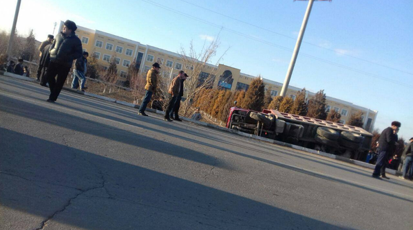 В Хорезме перевернулся многотонный грузовик В Хорезме перевернулся многотонный грузовик - Sputnik Узбекистан