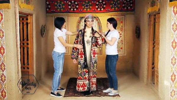 Узбекская женщина в традиционном платье - Sputnik Узбекистан