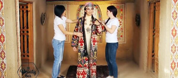 Узбекская женщина в традиционном платье - Sputnik Узбекистан