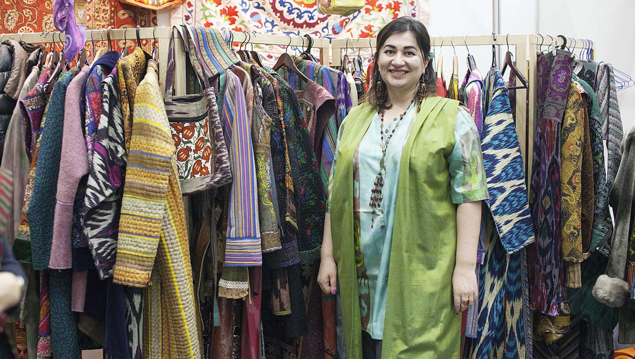 Что купить в ташкенте. Хан атлас Самарканд. Хан атлас чапан. Узбекская одежда для женщин современная.