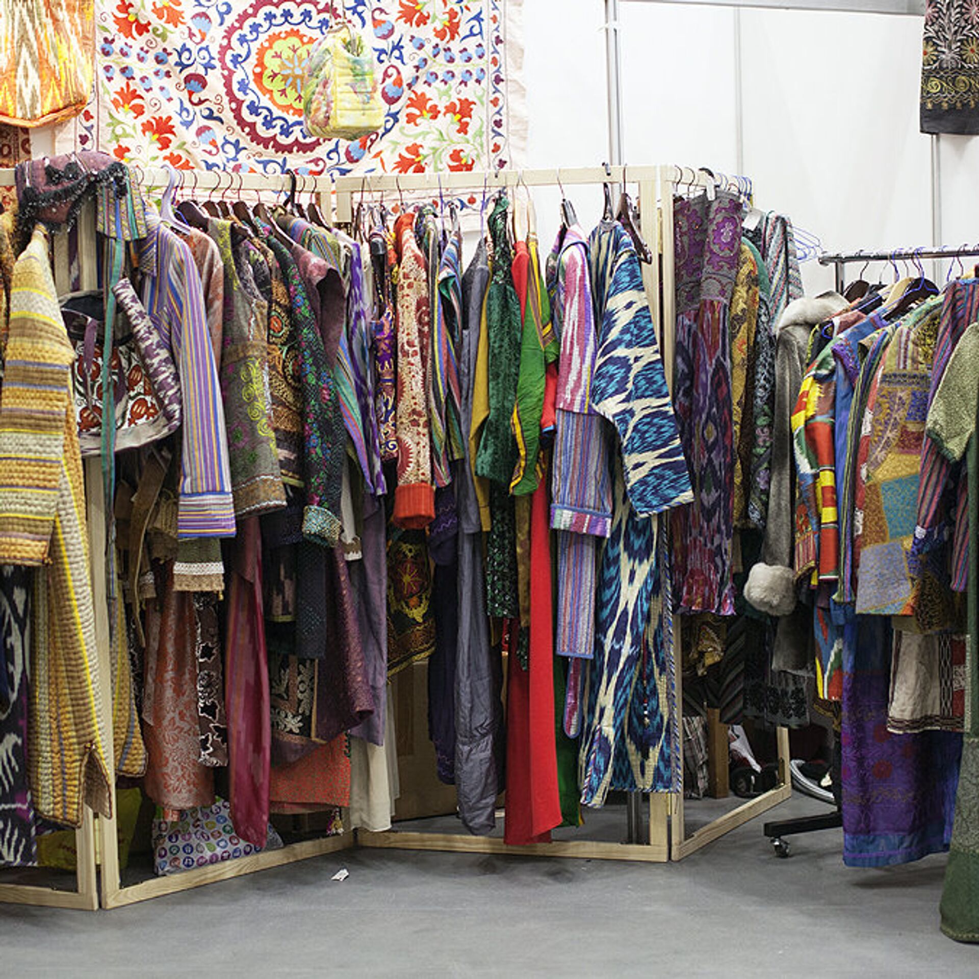 Узбекские товары. Узбекская Национальная одежда. Узбекистанский трикотаж. Таджикские ткани. Узбекская Национальная одежда женская.