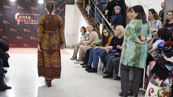 Платье из коллекции Фатимы Арифджановой, показанное на выставке-продаже Гранд Текстиль в Москве - Sputnik Узбекистан