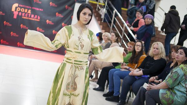 Платье из коллекции Фатимы Арифджановой, показанное на выставке-продаже Гранд Текстиль в Москве - Sputnik Узбекистан