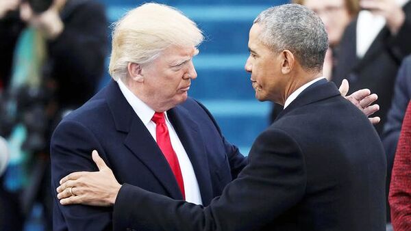 Избранный президент США Дональд Трамп приветствует президента Барака Обаму на инаугурации - Sputnik Узбекистан