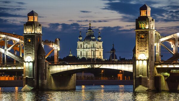 Razvodka mosta Petra Velikogo v Sankt-Peterburge - Sputnik Oʻzbekiston