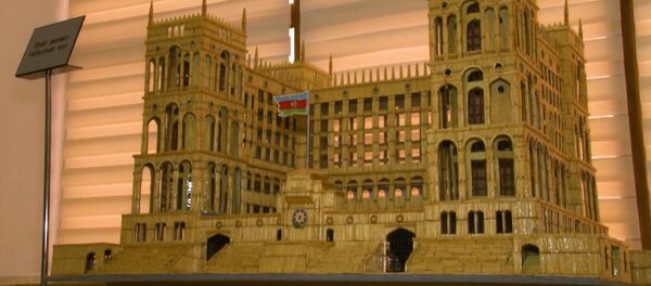 Молодой азербайджанец строит дома и храмы из спичек Молодой азербайджанец строит дома и храмы из спичек - Sputnik Узбекистан