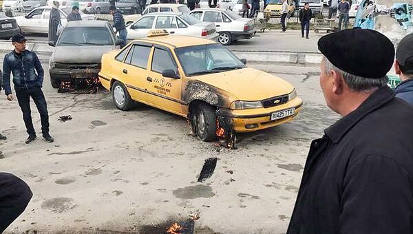 На Сиабском рынке в Самарканде после аварии загорелись два авто - Sputnik Узбекистан
