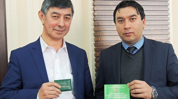 Вручены удостоверения инспекторов экологического контроля Вручены удостоверения инспекторов экологического контроля - Sputnik Узбекистан