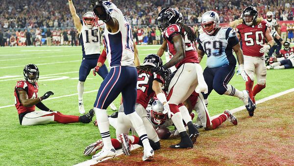 James White #28 of the New England Patriots scores the game winning touchdown in overtime against the Atlanta Falcons during Super Bowl 51 at NRG Stadium on February 5, 2017 in Houston, Texas  - Sputnik Узбекистан