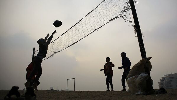Палестинские мальчики играют в волейбол самодельным мячом в секторе Газа - Sputnik Узбекистан