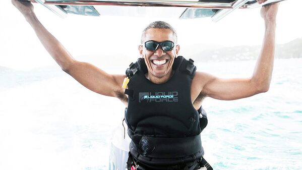 Экс-президент США Барак Обама во время отдыха на острове Некер в Атлантическом океане - Sputnik Узбекистан