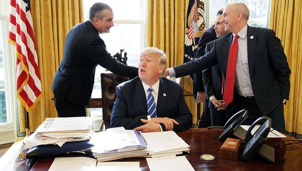 Президент США Дональд Трамп в овальном кабинете Белого дома - Sputnik Узбекистан