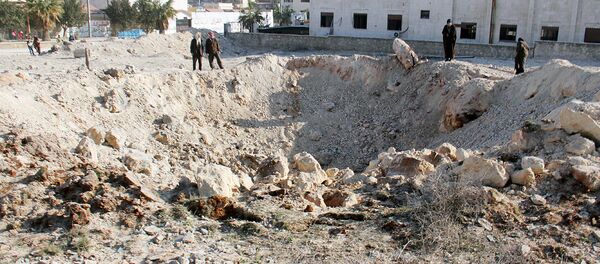 Воронка образованная в результате авиаудара в городе Идлиб в Сирии Воронка образованная в результате авиаудара в городе Идлиб в Сирии - Sputnik Ўзбекистон