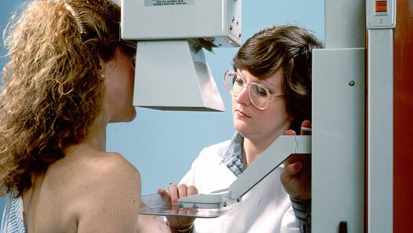 Диагностика женской молочной железы на маммографе - Sputnik Ўзбекистон