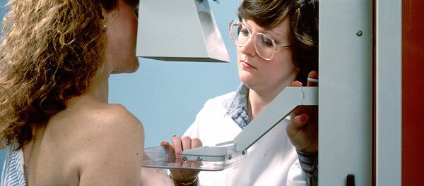 Диагностика женской молочной железы на маммографе Диагностика женской молочной железы на маммографе - Sputnik Ўзбекистон