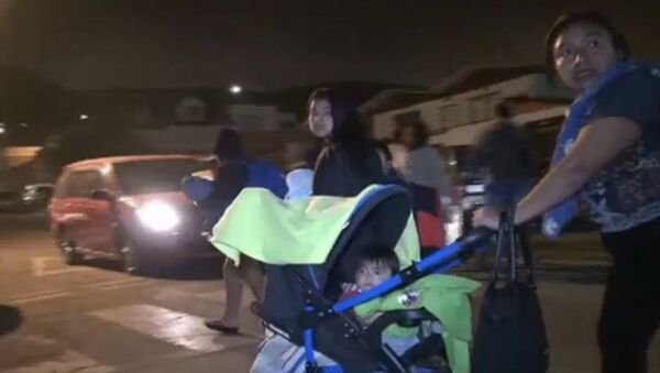 Люди вышли из домов на улицы после землетрясения в Чили - Sputnik Узбекистан