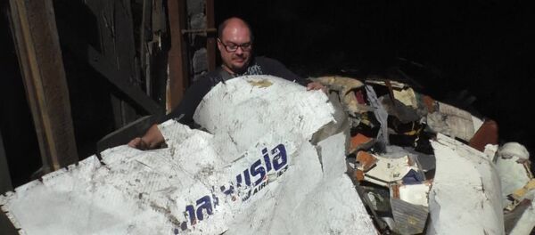 Сотрудники Генпрокуратуры ДНР разбирали обломки малазийского Boeing Сотрудники Генпрокуратуры ДНР разбирали обломки малазийского Boeing - Sputnik Узбекистан