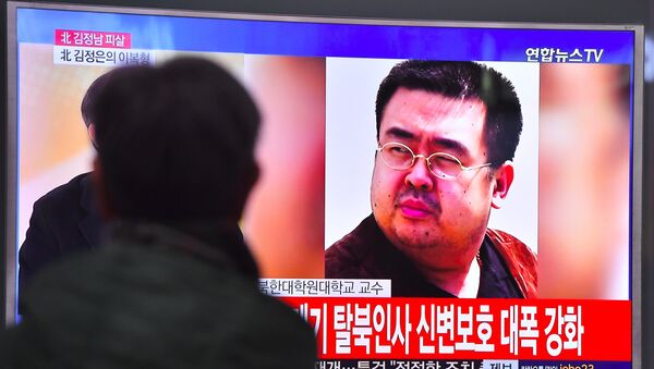 A man watches a television showing news reports of Kim Jong-Nam, the half-brother of North Korean leader Kim Jong-Un, in Seoul on February 14, 2017 - Sputnik Узбекистан