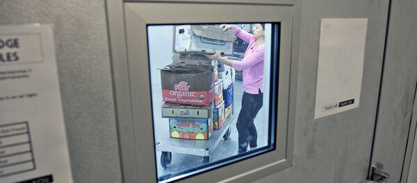 Женщина внутри холодильной камеры Женщина внутри холодильной камеры - Sputnik Узбекистан