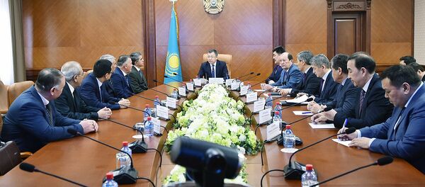 Аким Южно-Казахстанской области Жансеит Туймебаев встретился с представителями межгосударственной рабочей группы по вопросам проточных вод между Казахстаном и Узбекистаном - Sputnik Узбекистан