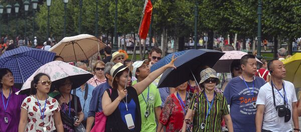 Туристы с экскурсоводом - Sputnik Узбекистан