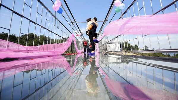 Молодая пара целуется на мосту в Китае в День святого Валентина - Sputnik Узбекистан
