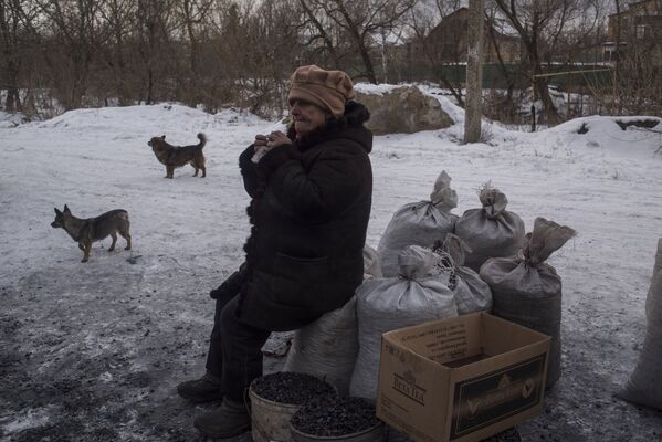 Жители села Веселое Донецкой области получают уголь. - Sputnik Узбекистан
