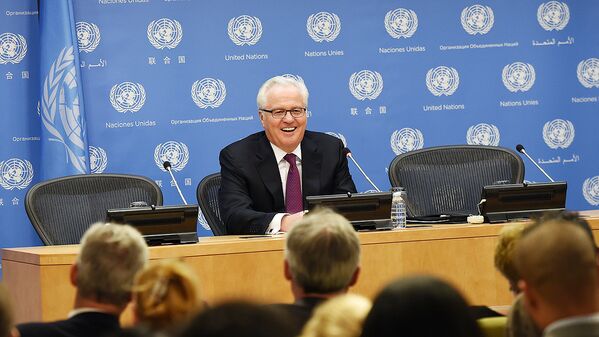 Постоянный представитель России при ООН Виталий Чуркин выступает на пресс-конференции в штаб-квартире ООН в Нью-Йорке - Sputnik Узбекистан