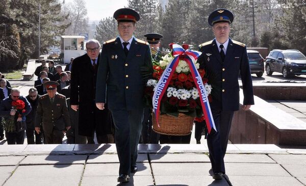 Акция возложения цветов к Вечному огню в честь Дня защитника Отечества - Sputnik Узбекистан