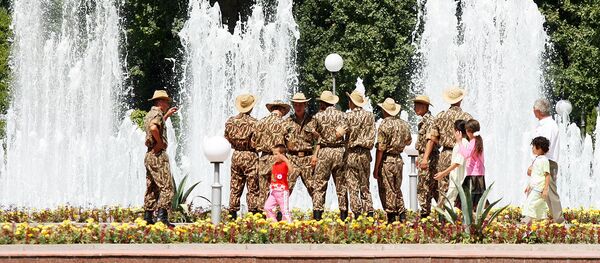 Узбекские военнослужащие у фонтана - Sputnik Узбекистан