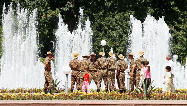 Узбекские военнослужащие у фонтана - Sputnik Узбекистан