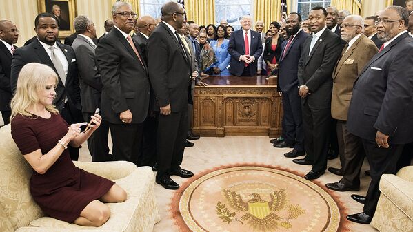 Советник президента США Келлиэнн Конвей на диване в Овальном кабинете Белого дома в Вашингтоне - Sputnik Узбекистан