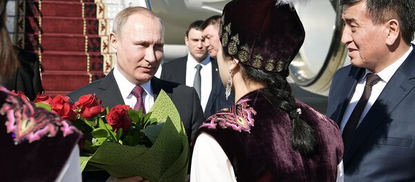 Президент РФ Владимир Путин во время встречи в аэропорту Манас в Бишкеке. Справа - премьер-министр Киргизии Сооронбай Жээнбеков Президент РФ Владимир Путин во время встречи в аэропорту Манас в Бишкеке. Справа - премьер-министр Киргизии Сооронбай Жээнбеков - Sputnik Ўзбекистон