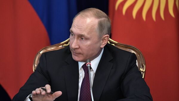 Президент РФ Владимир Путин на пресс-конференции по итогам российско-кыргызских переговоров - Sputnik Узбекистан