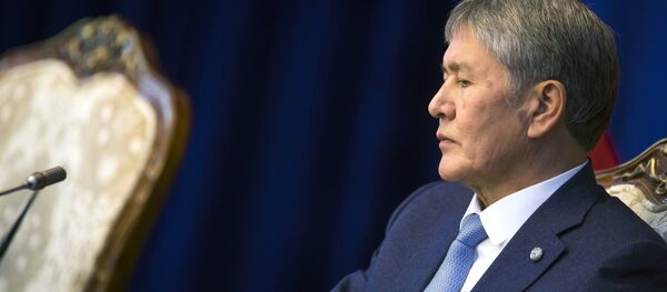 Президент Киргизии Алмазбек Атамбаев на пресс-конференции по итогам российско-киргизских переговоров в резиденции Ала-Арча в Бишкеке Президент Киргизии Алмазбек Атамбаев на пресс-конференции по итогам российско-киргизских переговоров в резиденции Ала-Арча в Бишкеке - Sputnik Ўзбекистон