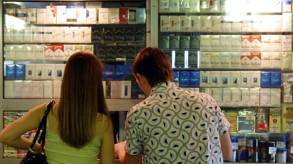 Молодые люди выбирают сигареты в табачном ларьке - Sputnik Узбекистан