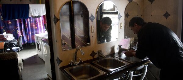 Иностранный рабочий в жилом вагончике - Sputnik Узбекистан