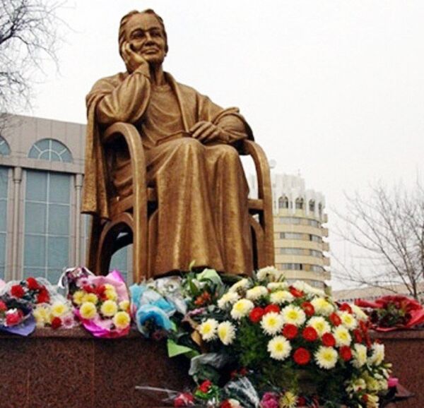 Цветы у памятника поэтессе Зульфии Цветы у памятника поэтессе Зульфии - Sputnik Узбекистан