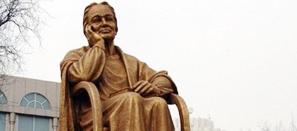 Цветы у памятника поэтессе Зульфии Цветы у памятника поэтессе Зульфии - Sputnik Узбекистан