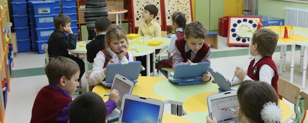 Первоклассники на компьютерных занятиях Первоклассники на компьютерных занятиях - Sputnik Узбекистан