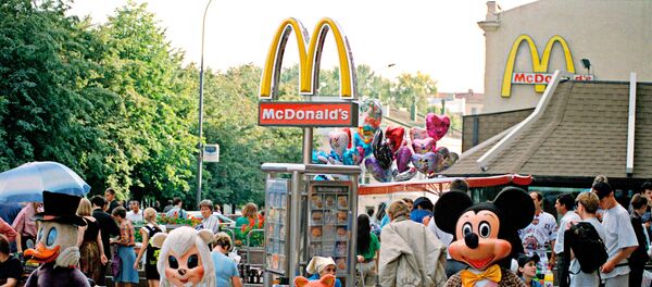 Москва Пушкин майдонидаги Макдоналдс қаҳвахонаси Москва Пушкин майдонидаги Макдоналдс қаҳвахонаси - Sputnik Ўзбекистон