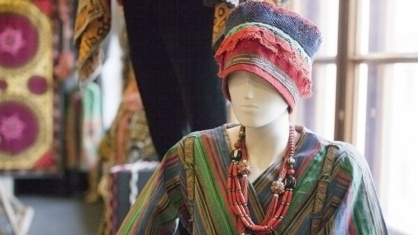 Национальный костюм на выставке Когда цветет гранат... - Sputnik Узбекистан