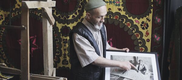 Так рождается икат: мастер рассказал о создании узбекских тканей - Sputnik Узбекистан